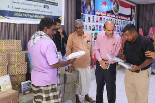 انتقالي حضرموت يدشن توزيع قرطاسية مدرسية لـ١٥٠٠ تلميذ في مدينة المكلا