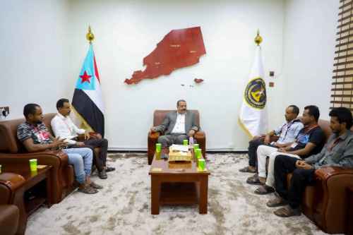 اللواء بن بريك يلتقي عدداً من طاقم موقع الجريدة بوست