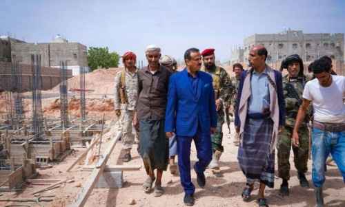 محافظ شبوة يتفقد سير أعمال مشروع مدرسة ثانوية البنات في عتق