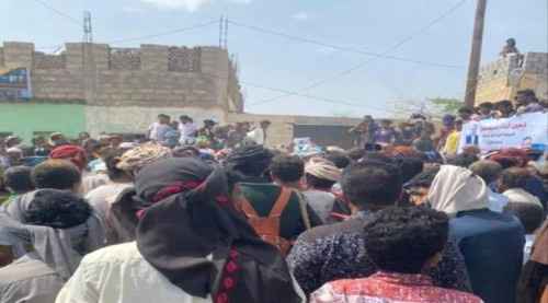 شبوة.. تظاهرة شعبية في نصاب دعماً لقرارات المحافظ