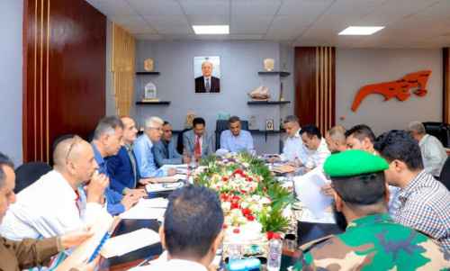 المحافظ لملس يشدد على أهمية العمل الميداني وتلمُّس احتياجات المواطنين وحل مشكلاتهم