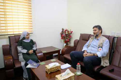 المحامية نيران سوقي تلتقي نائب منسق قسم الحماية في بعثة اللجنة الدولية للصليب الأحمر في اليمن