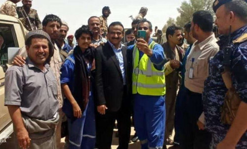المحافظ بن الوزير يصل إلى قطاع العقلة النفطي بشبوة