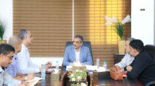 المحافظ لملس يشدد على أهمية إصلاح طرقات وخطوط عدن