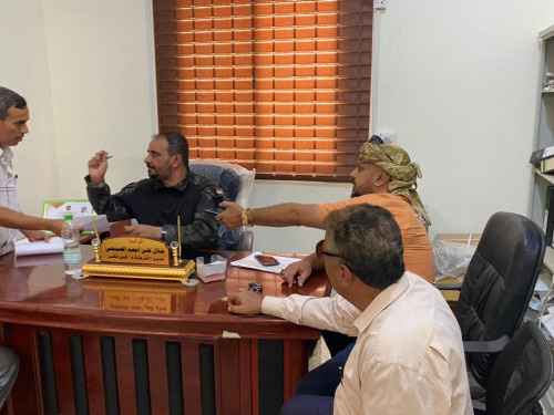 رئيس تنفيذية انتقالي خورمكسر يطّلع من مدير قسم شرطة المديرية على الحالة الأمنية وأحوال المحتجزين