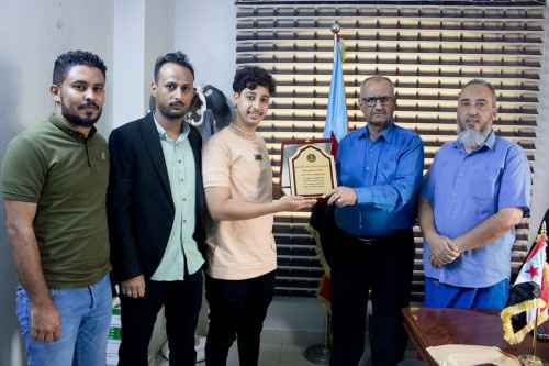 الجعدي يكرّم الطالب من ذوي الاحتياجات الخاصة علي الصوفي على المركز الأول في الثانوية العامة 