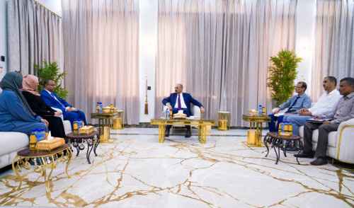 الرئيس الزُبيدي يطلع على سير العمل في صندوق الرعاية الاجتماعية