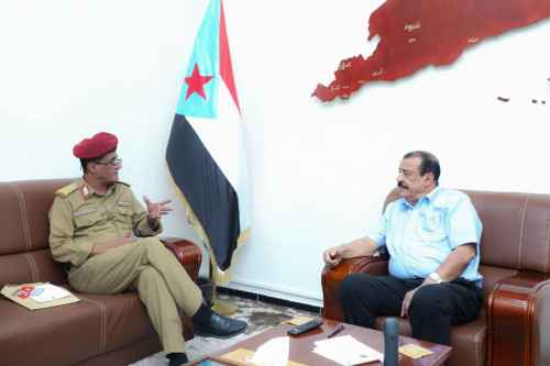 اللواء بن بريك يلتقي مدير دائرة التوجيه المعنوي ويستعرض نجاحات عملية سهام الشرق