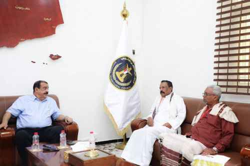 اللواء بن بريك يلتقي بعدد من الشخصيات بوادي وصحراء حضرموت