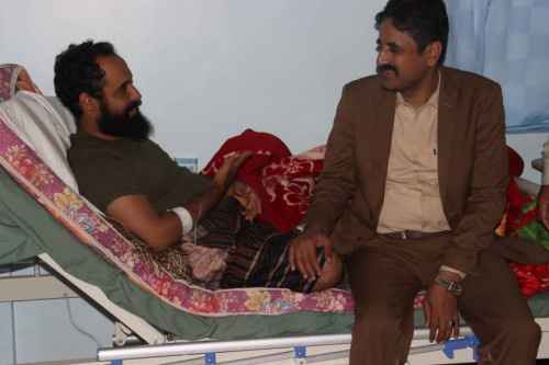 شبوة.. الجبواني يطمئن على صحة قائد الشرطة العسكرية لألوية العمالقة ويتفقد جرحى الحادث الإرهابي 