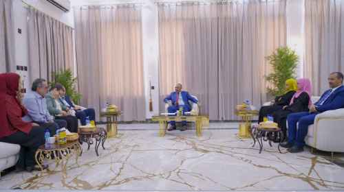 الرئيس الزُبيدي يبحث مسارات السلام مع وفد منظمة برجهوف الألمانية