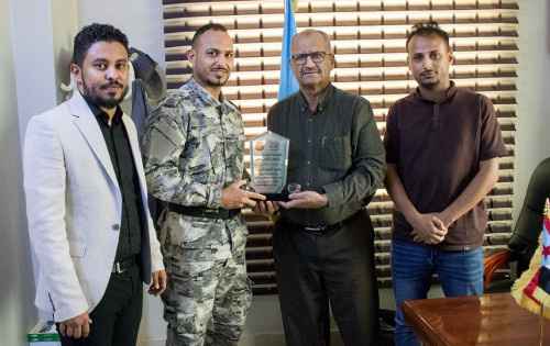 الجعدي يُكرّم الغواص الجبري لإنقاذه غريق في شواطئ العاصمة عدن