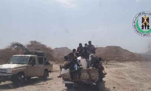 قوات الحزام الأمني بأبين تداهم مواقع للعناصر الإرهابية وتعثر على أحزمة وعبوات ناسفة