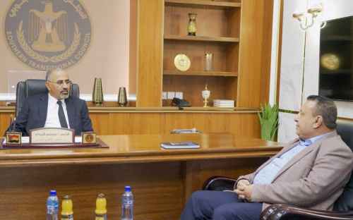 الرئيس الزُبيدي يطّلع على سير العمل بوزارة الخدمة المدنية