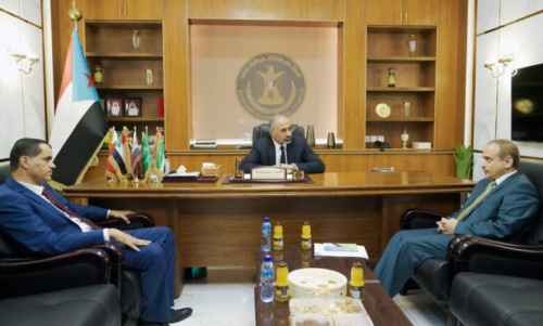 الرئيس الزُبيدي يشدد على أهمية إيجاد آلية ناجعة لاختيار المستحقين للمنح الخارجية