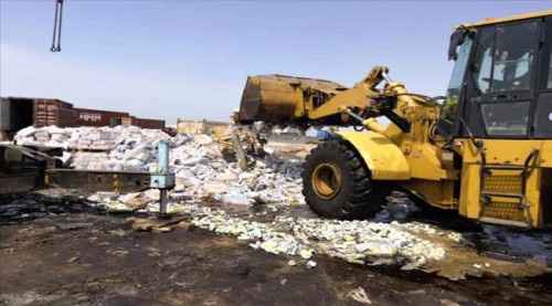 إتلاف منتجات مخالفة بميناء العاصمة عدن قادمة من كوريا الجنوبية