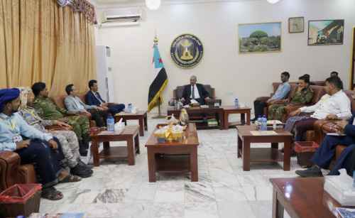 الرئيس الزُبيدي يلتقي وكيل محافظة حضرموت الجيلاني وعددا من ضباط أمن المحافظة