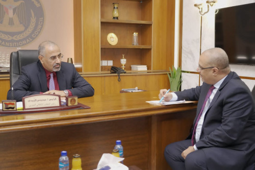 الرئيس الزُبيدي يطّلع من وزير التخطيط والتعاون الدولي على المشاريع الجاري تنفيذها في عدد من القطاعات