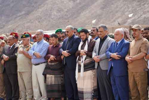 الرئيس الزُبيدي يتقدم جموع مشيّعي الشهيد هدار الشوحطي بالعاصمة عدن