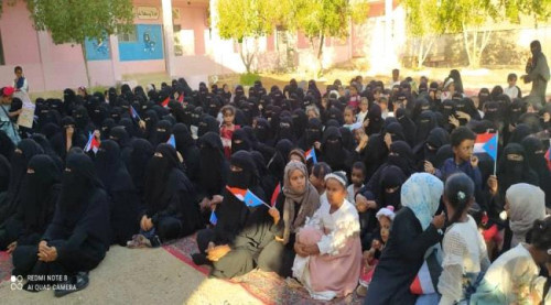 مهرجان نسوي حاشد لمجموعة نساء حضرميات بتريم يُطالب بخروج قوات المنطقة العسكرية الأولى