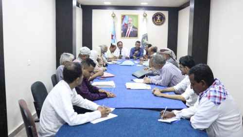 دائرة الشهداء والجرحى تبحث مع تنفيذية انتقالي العاصمة عدن آلية توزيع السلال الغذائية على أسر الشهداء