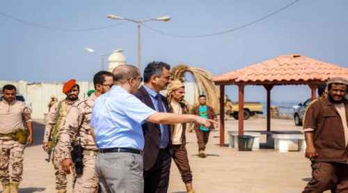 المحافظ لملس يطلع على آخر أعمال إعادة بناء مبنى رصيف السياح بمديرية التواهي