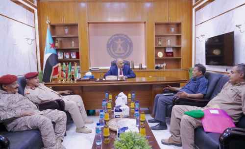 الرئيس الزُبيدي يطّلع من محافظ أبين على تطورات عملية سهام الشرق وجهود تطبيع الحياة بالمحافظة