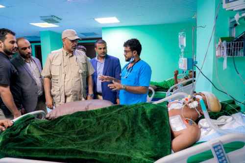 الرئيس الزُبيدي يطمئن على الوضع الصحي لقائد اللواء الثامن صاعقة وعددا من جرحى عملية "سهام الشرق"