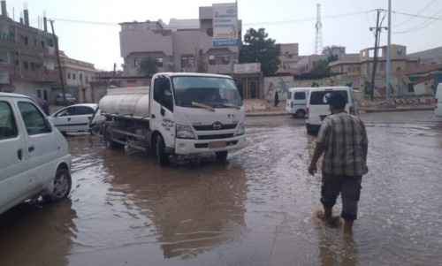 لليوم الثاني على التوالي.. تواصل أعمال شفط مياه الأمطار من شوارع الشيخ عثمان