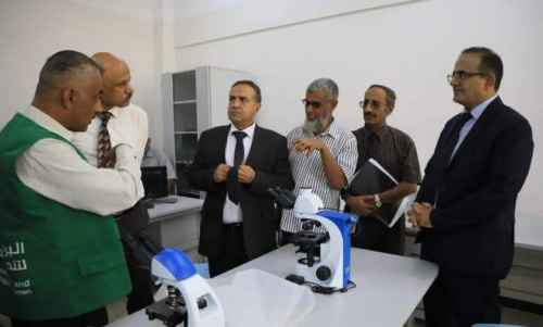 وزير الصحة ورئيس جامعة عدن يطلعان على التجهيزات المخبرية بكلية الصيدلة