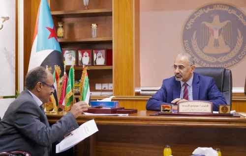 الرئيس الزُبيدي يطّلع على سير العمل في المنطقة الحرة
