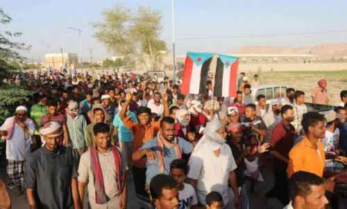 مسيرة غضب بالقطن تطالب برحيل المنطقة العسكرية الأولى من وادي حضرموت