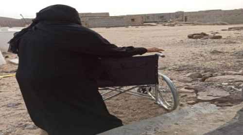 توزيع كراسي متحركة ومستلزمات لكبار السن في مناطق غرب عدن
