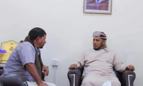 محافظ سقطرى يوجه بتنظيم عملية بيع الأسماك ويطلع على آلية عمل الإنزال السمكي