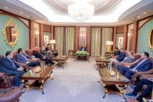 الرئيس الزُبيدي يلتقي رئيس هيئة التشاور والمصالحة ونوابه