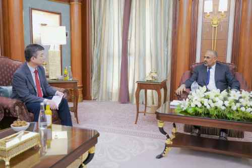 الرئيس الزُبيدي يلتقي سفير جمهورية كوريا الجنوبية
