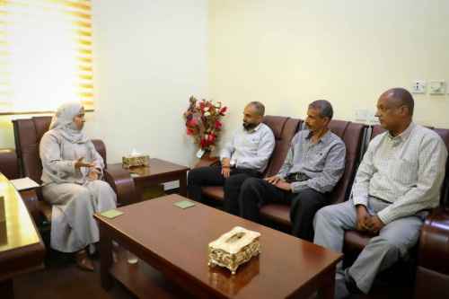 المحامية نيران سوقي تناقش مع مدير عام مديرية صيرة الوضع العام بالمديرية