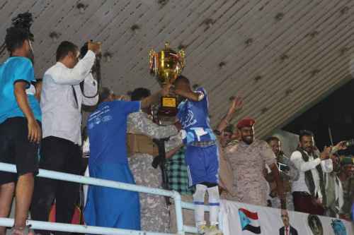 أقيمت برعاية الرئيس الزُبيدي.. تضامن حضرموت يتوج بطلاً لبطولة كأس البلدة