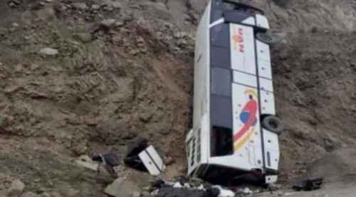 مصرع 2 وإصابة 26 في انقلاب حافلة نقل جماعي بنقيل "ضمران" بمديرية القبيطة