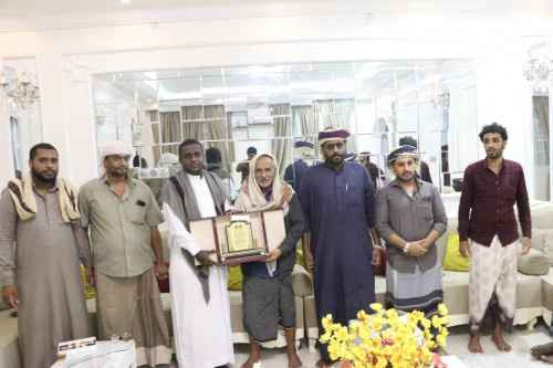 تنفيذية انتقالي الغيضة تُكرم أحد أبرز مناضلي ثورة 14 أكتوبر بدرع الوفاء