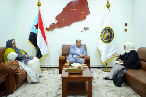 اللواء بن بريك يناقش مع وكيل مساعد الصحة والسكان الوضع الصحي العام وكيفية الارتقاء به