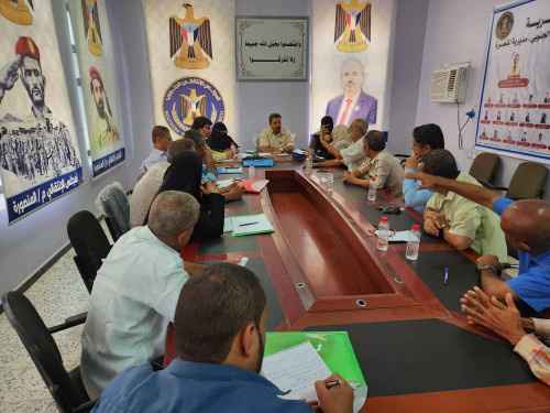 تنفيذية انتقالي المنصورة تستعرض مستوى التزام المدارس برفع علم الجنوب وترديد النشيد الوطني الجنوبي