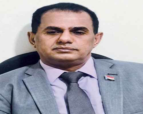 منصور صالح يكشف دلالات استهداف الحوثي لميناء الضبة