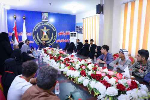 اللواء بن بريك يُكرم العشرة الأوائل من طلاب وطالبات الثانوية العامة على مستوى العاصمة عدن