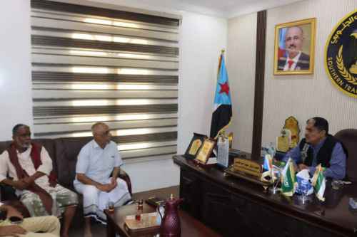 رئيس انتقالي حضرموت يطلع على احتياجات مديرية الديس الشرقية