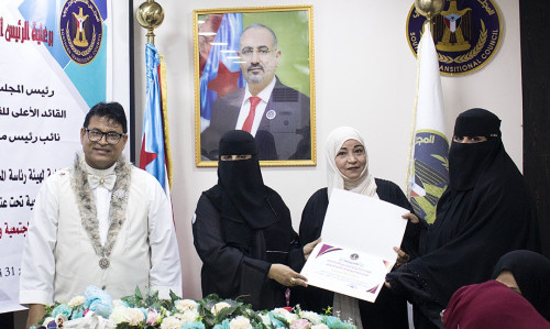 الأمانة العامة بالانتقالي تختتم دورة تدريبية للكادر النسائي في اللجان المجتمعية بمديريات العاصمة عدن