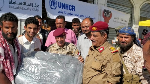 رئيس تنفيذية انتقالي الضالع يدشن توزيع المواد الإيوائية لعدد من النازحين بالمحافظة