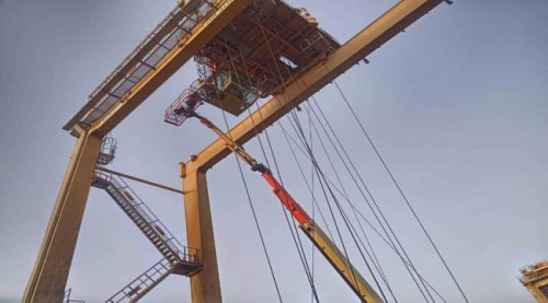 ميناء عدن للحاويات يتسلم آلة الرفع JLG بتقنيتها العالية