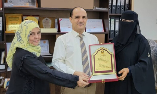 مدير عام دارسعد يتسلم درع الشكر والعرفان من إدارة تنمية المرأة والأسر المنتجة بالمديرية