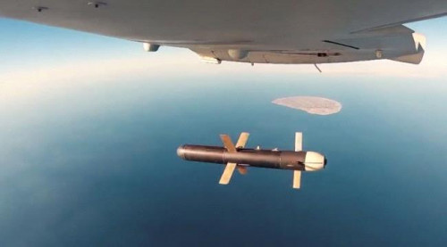 بعد استهداف ناقلة نفط.. طائرة مسيرة تُحلّق فوق سفينة في خليج عمان